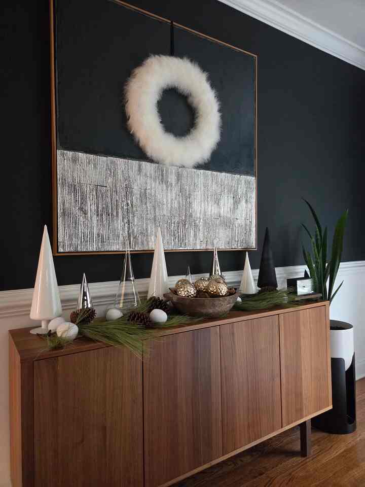 Black and white can make the moody dining room filled with Cristmas vibe. 🖤🤍🩶

#christmasdecor #modernchristmas #blackandwhite