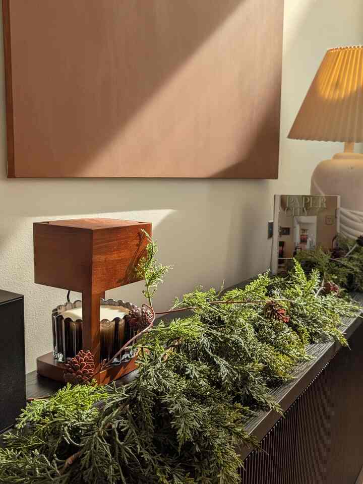 Lining the perimeter of the living room with layers of cedar pine branches and garlands 🌿

#livingroom #garland #wood #mcm