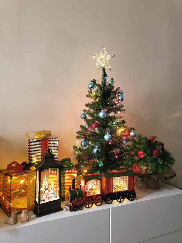 Entryway Christmas glow 🎄✨
A mini tree twinkling with colorful lights, glowing lanterns, festive gift boxes, and a little holiday train welcoming us home. Simple touches that turn the entryway into a warm, cheerful first impression of the season.

#OhouseTree #OhouseGather #OhouseGlow