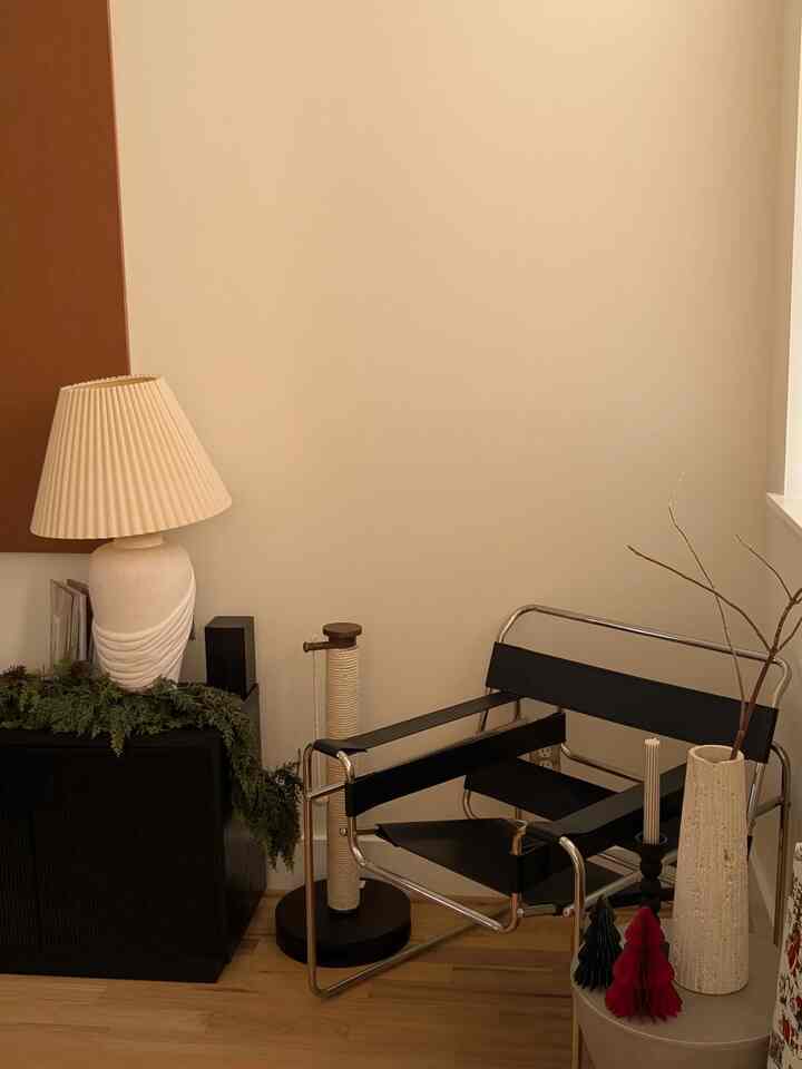 A MCM-style blended in with natural earth and brown wood elements 🟤⚫

#black #wood #stone #livingroom