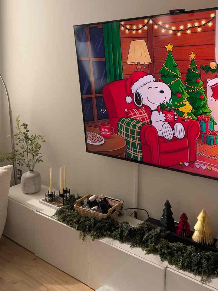 Ready to start the Holiday festivities and gifts!

#christmas #lofi #livingroom #decor