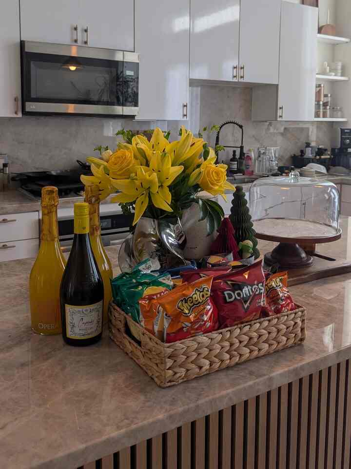A little snack bar and beverages for my friends and guests that stop by! 😋

#kitchen #snacks #drinks #island