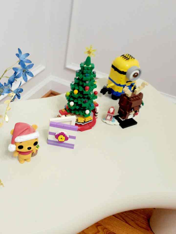 I pulled out a few Christmas-themed figures from my LEGO and figure collection 🎄
Displayed my Christmas-themed LEGO and figures on the coffee table to welcome the holiday season 🎄
Small details that bring big Christmas cheer ✨

#OhouseTree #OhouseGather #OhouseGlow #lego #legochristmastree #christmas 
