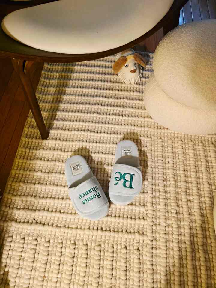 This season starts where life actually happens—right under the chair.
A plush duster mop resting on a soft white rug, baby blue slippers nearby, ready for tiny footsteps and quick cleanups alike. Practical, gentle, and lived-in, with comfort woven into the everyday.

#OhouseRug #OhouseCozy #OhouseGlow #OhouseStyling #Ohouseshop #Ohouse #Terrycloudslipper #cozyslipper #warmfeet #Ohousestool