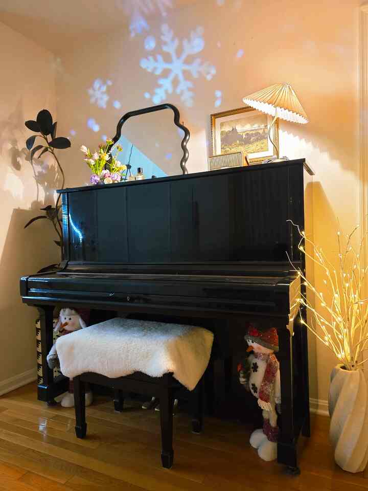 Magic, but make it toddler-height ✨
Snowy lights dancing across the walls, little hands reaching and chasing every sparkle, and a snowman plush waiting quietly under the piano. Holiday moments don’t have to be big—just bright enough to delight small eyes and busy feet 🤍❄️

#OhouseTree #OhouseGather #OhouseGlow 
#HolidayAtHome #CozyCorners #LowDecor #EverydayMagic #WinterGlow #ToddlerJoy #LittleMomentsBigMagic #ToddlerLife #PlayAtHome #MomLifeMoments