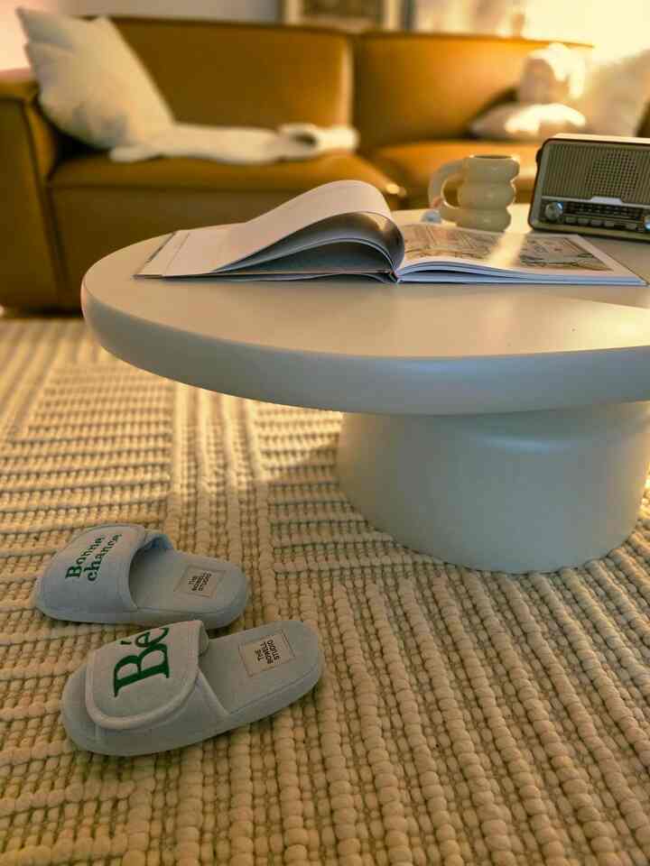 This season begins at your feet.
A textured rug that holds the room together, slippers waiting for slow mornings, and a coffee table set for quiet pauses. Gentle light, pages left open, and warmth lingering in your hands—small comforts that make the season feel lived in.

#OhouseRug #OhouseCozy #OhouseGlow #OhouseStyling
#Ohousshop #cozyslipper #StartLow #CozyAtHome
#SoftLiving #HolidayAtHome #QuietMoments
#EverydayComfort #SlowSeason
#LivedInHome #WarmAndCozy