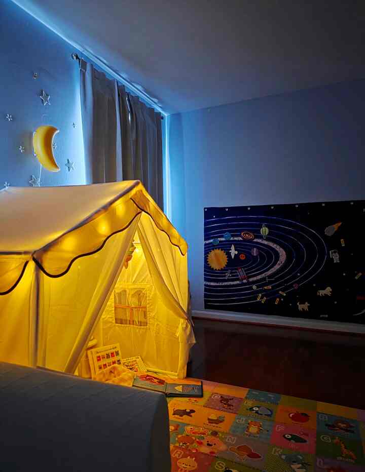 Soft lights, big imagination ✨
A cozy corner where bedtime feels like a little adventure—warm tent glow, gentle blue walls, and a universe waiting on the wall. Books tucked inside the tent, stars and moon watching over, and space for a toddler’s dreams to wander far beyond the room.
Calm, playful, and just the right amount of magic for winding down 🌙🚀

#ohouseglow #kidsroominspo #cozycorner #toddlerroom #playfulinterior #bedtimestories #softlighting #homewithkids #imaginationstation