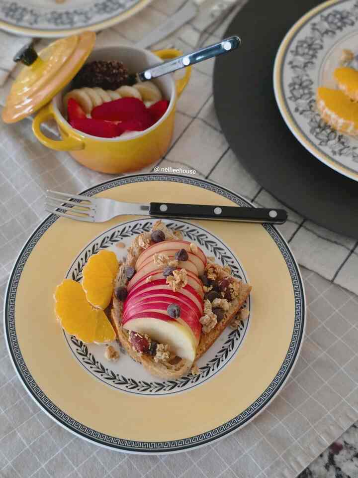 Peanut butter apple sandwich for weekend brunch ☕️
Favorite plate, favorite moment🖤💛

#homebrunch #brunch #sandwich #dinnerware #sabre #villeroy #villeroyandboch #homecafe 