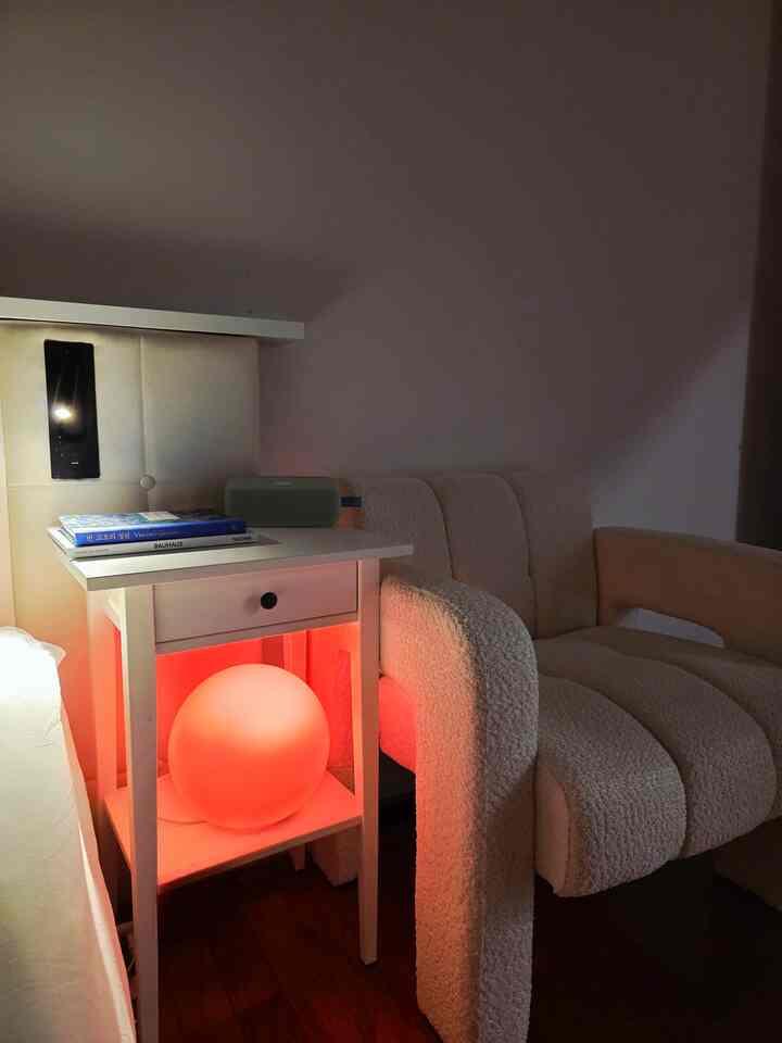 One warm light tucked under the table and the whole corner exhales. 🌙✨
Lighting really sets the tone.

#OhouseLight
#OhouseGather #OhouseGlow #OhouseChange
#LightingMood #AmbientLighting #CozyHome #EveningGlow #SoftLiving #HomeAtmosphere #QuietMoments