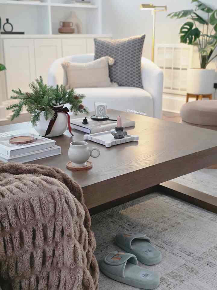 A cup of coffee ☕️,  warm blanket, fuzzy slippers—my kind of winter survival kit 😘❄️

#livingroom #livingroominterior #OhouseStyling #OhouseCozy #cozyhome #livingroomdecor #cozy #OhouseShop #WelcomeChallenge