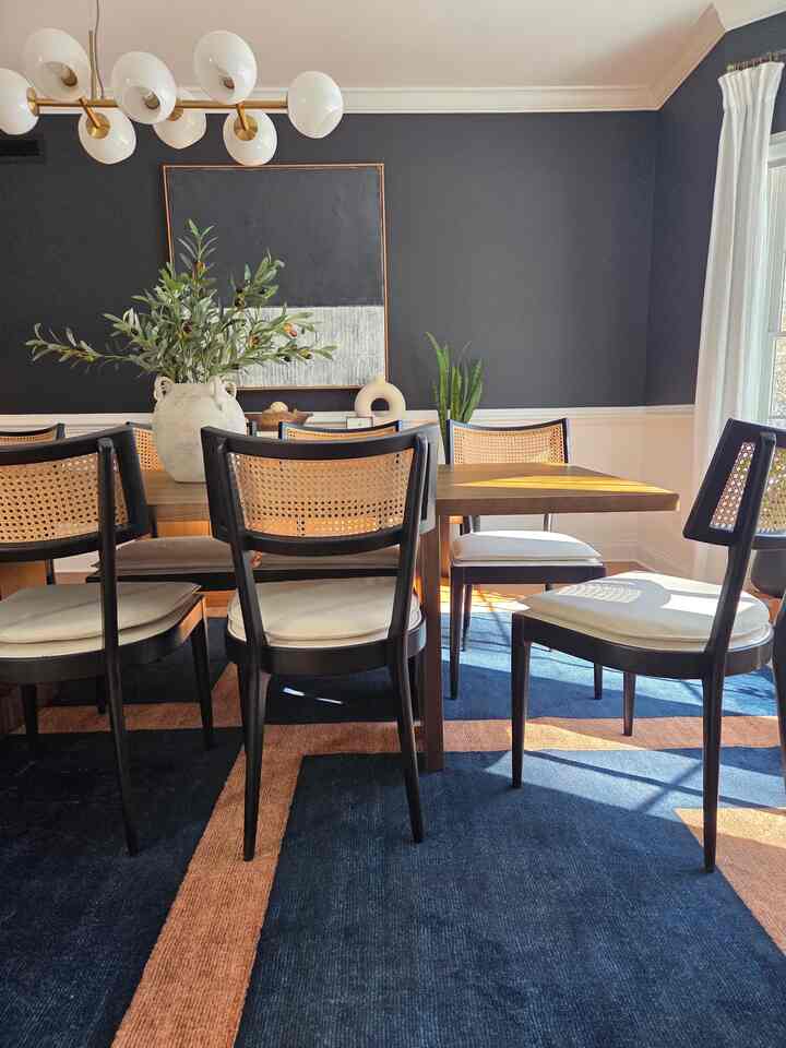 Refreshing the diningroom with new rug. 
Beautiful and vivid indigo. 
#welcomingspring #ruggable #diningroom