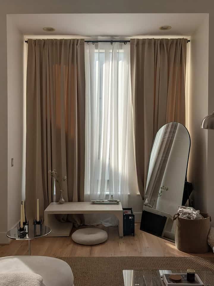 I decided to keep my old coffee table and transformed it into a small space for journaling and reflecting! ✏️📚

Love my new cushion seat from Japan

#corner #journaling #zen #japandi