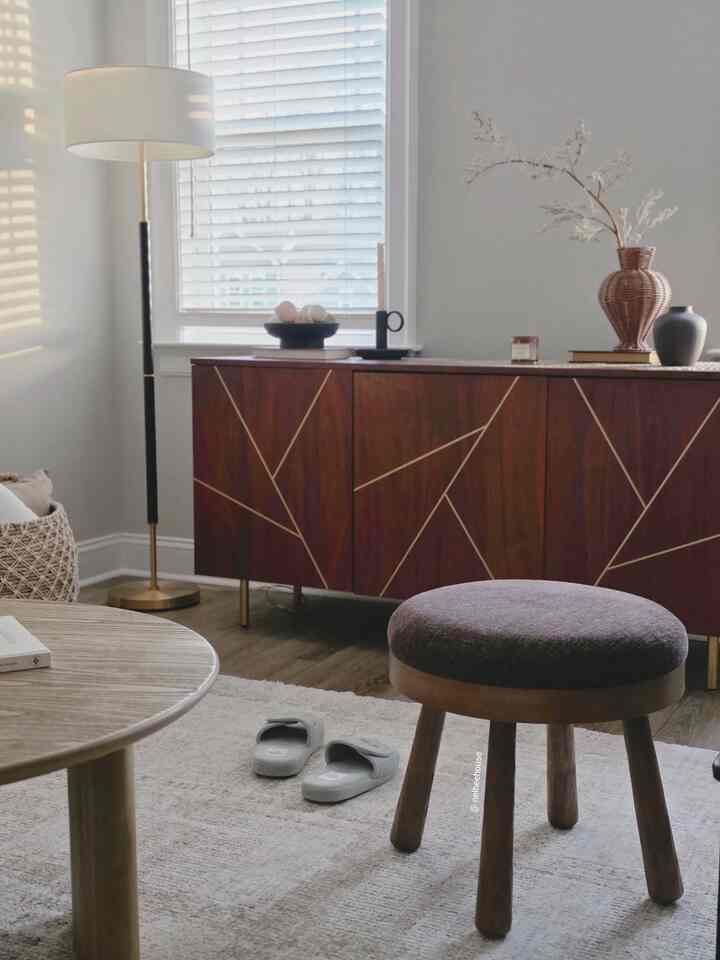 Letting the sunset sit with me. Quiet moments🤎

#livingroom #livongroomdecor #livingroominterrior #neutralhome #OhouseCozy #cozyhome #woodtone 