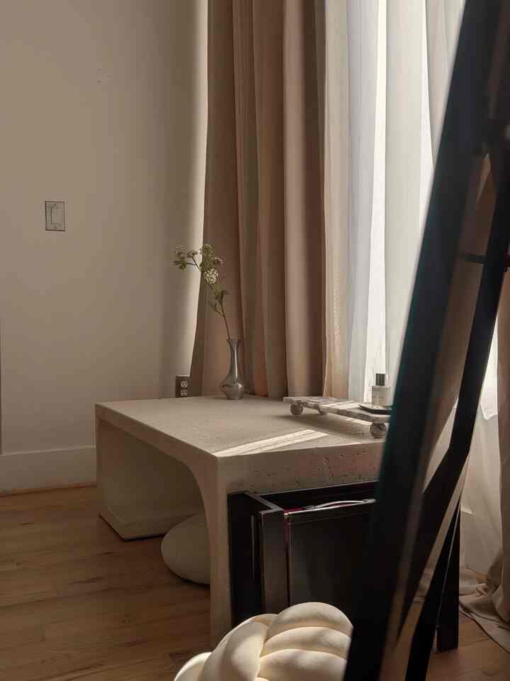 Still in awe when light hits the coffee table in different ways 💫

#vibes #beige #warm #morning