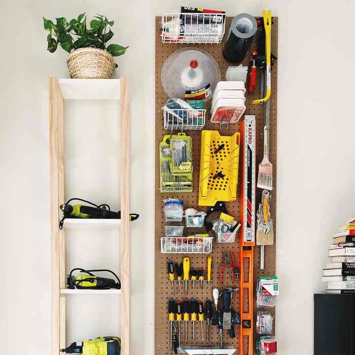 To me, “stuff” always looks better when it is all neatly aligned. And a pegboard is perfect for that!

#organizationhacks #pegboard #neutral #minimal #organic