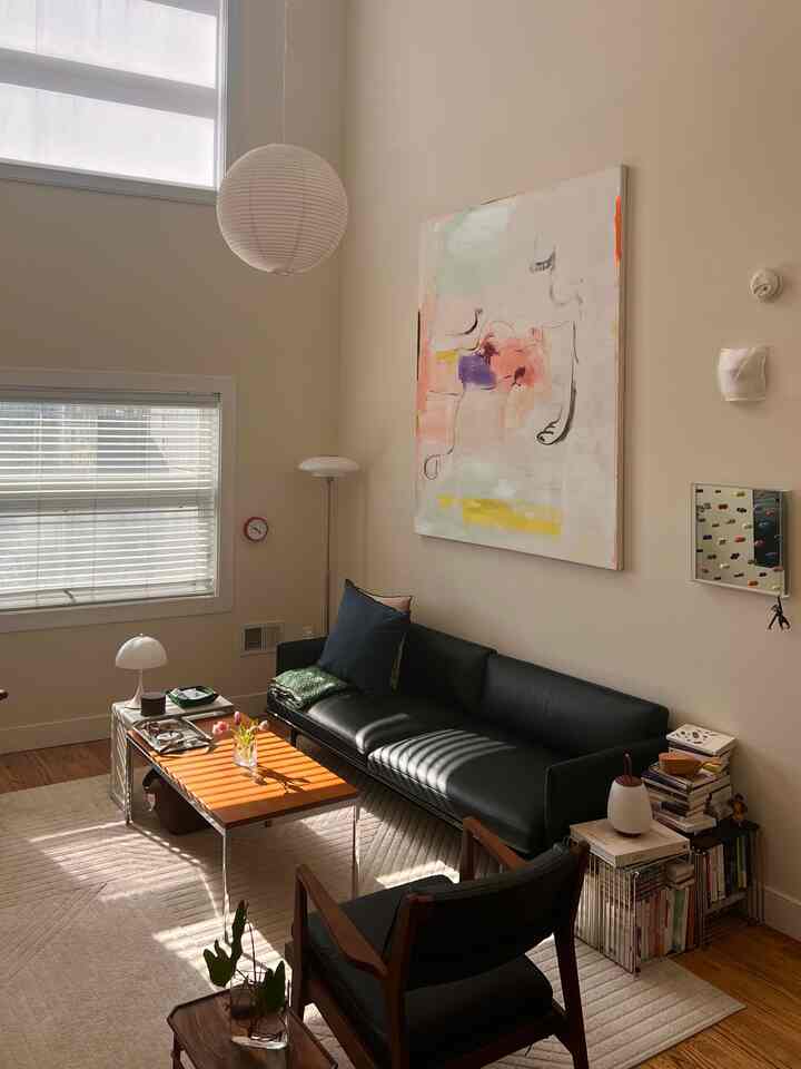 Rabu pagi yang tenang. Sinar matahari menciptakan pola garis-garis di meja kopi saya. 
#livingroominterior #livingroom #livingroomtable #coffeetable #sofa #bookshelf #decor #cozy