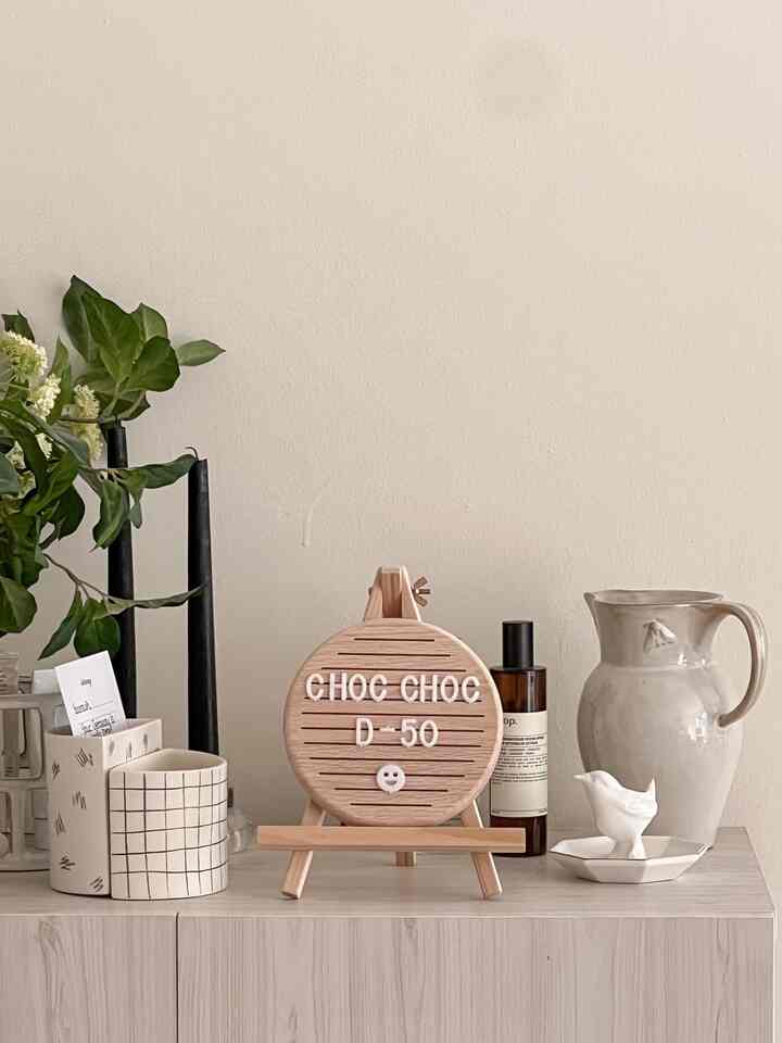 This crescent-shaped piece is actually a vase—but in our home, it's living a double life as a storage container for small items! Who says a vase can't be a storage bin too🤣

#whitewoodinterior #whiteinterior #whitewood #vase #VanesDeco #Organized 