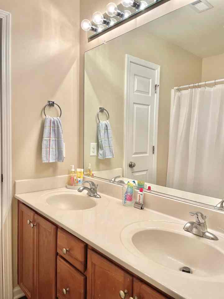 Cleaning up before bed ✨ 

#cleaning #bathroomcleaning #minimalist 