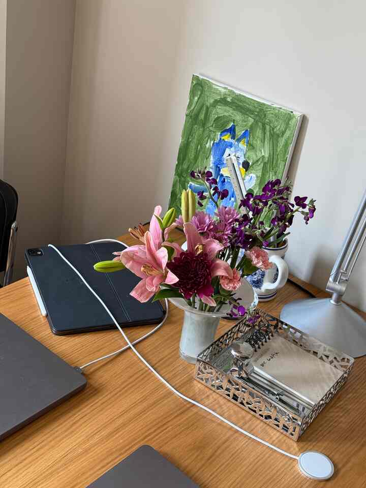 Flowers are must when you work! 

#Office #officeinterior #homeoffice #homedecor #vaseinterior #westelm 