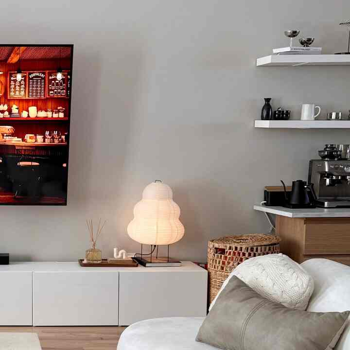 Lampu akari ini adalah barang pokok di ruang terbuka saya! Lampu ini sangat cocok untuk ruang tamu dan ruang makan serta memberikan suasana yang sempurna, baik siang maupun malam! 💫 #japandi #modern #minimal #cozy #ambiance #neutral #wood #mcm