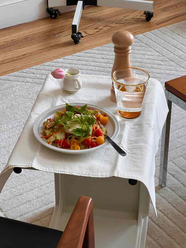 Today’s lunch scene. Love using my Vitsoe 621 on the side to make a small lunch table to use with my lounge chair.

#loungechair #sidetable #lunch #livingroom #livingroominterior #cozy 