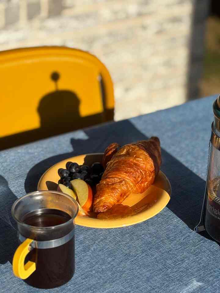 Blue tablecloth to contrast the yellow 💙🌼
#patio
#outdoortable 