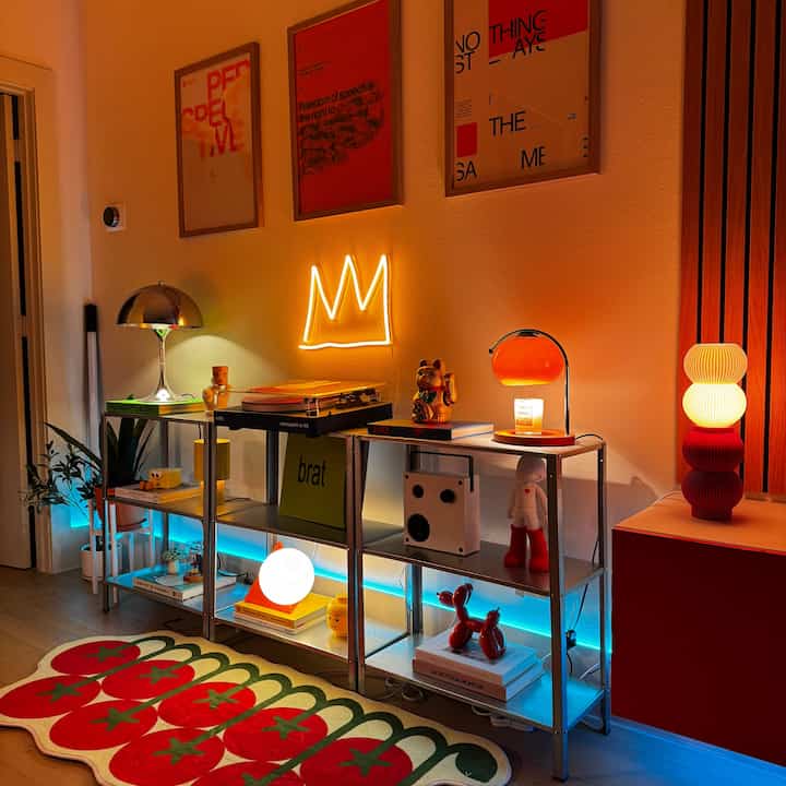 The turn table corner, always a crowd pleaser
#maximalist #colorfulinterior #lamps