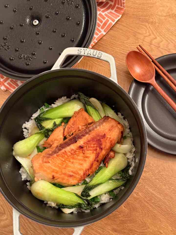 연어솥밥: A quick salmon bokchoy rice dinner cooked in a Staub Cocotte 💛💛 #staub #dinner #onepotdinner #cooking 