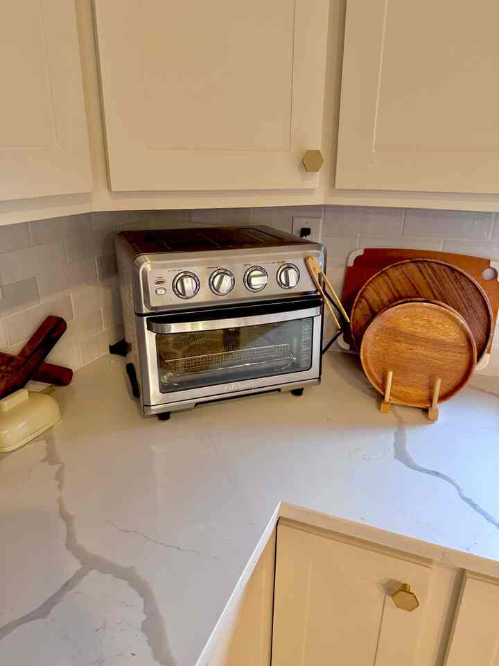 Saya sangat menyukai pemanggang roti dan air fryer berbahan baja antikarat. Saya menggunakannya setiap hari, mulai dari memanggang roti di pagi hari hingga memanggang daging untuk makan malam. Alat ini sangat fungsional dan tampak hebat di dapur saya! Penjepit bambu magnet kecil saya untuk mengambil roti panggang juga sangat praktis.
#dapur #cuisinart #toaster #airfryer #modern #functional