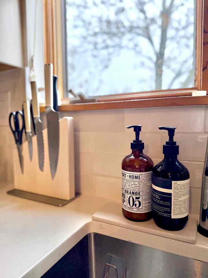 I found this fast-absorbing tray to be very functional and aesthetically pleasing. 
#kitchen #modern #functional #clean #warm #natural 