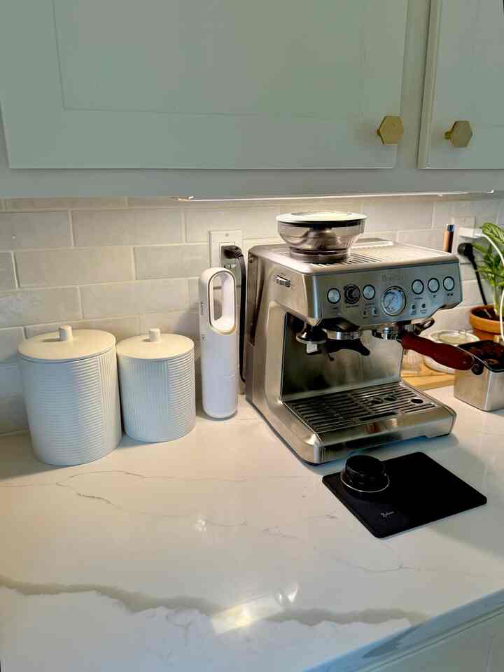 A compact cordless vacuum cleaner is a must-have on my countertop for cleaning coffee grounds, flour, and also to dust the drawer. It’s quite a handy and pretty! ✨ 
#kitchen #cleaning #modern #functional #countertop 