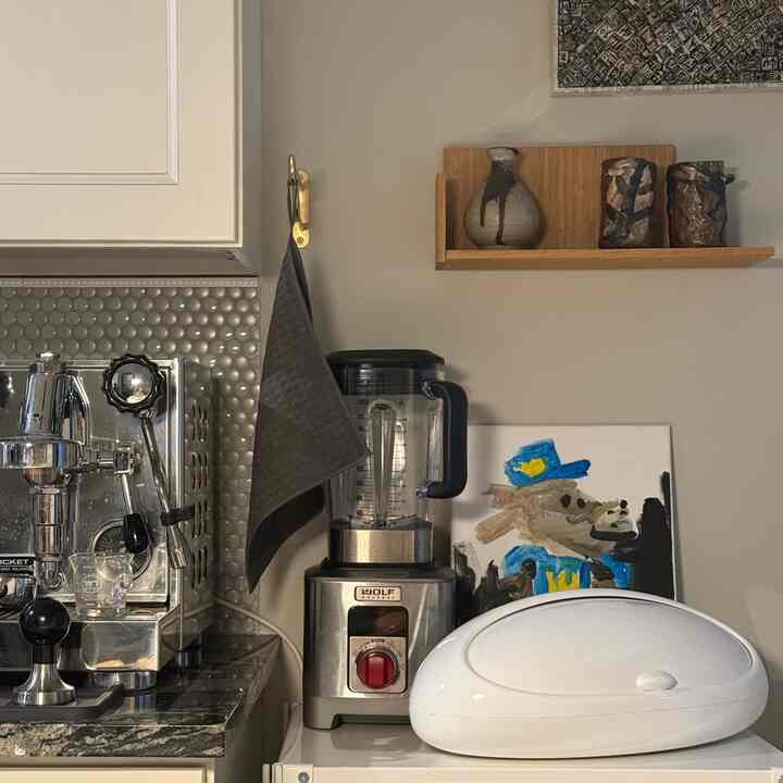 Saya harus menemukan kotak roti yang sempurna 🖤

#storage #breadbox