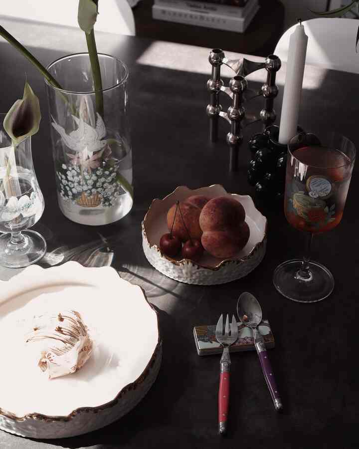 Sweert desserts, lovely drinks, pretty plates - these are the little joys that make me happy.


#diningtable #diningroom #diningchair #diningroominterior #tablesetting #plating #plate #flatware #spoonrest #glassvase #glasscup #candleholder #dessert #onthetable #flower #flowerinterior #homecafe 