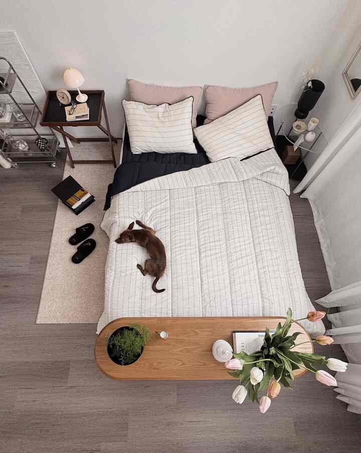 Cozy bedroom. 

#bedroom #bedroominterior #bedroomdecor #beddinginterior #bedding #beddingset #rug #pillowcover #roomshose #sidetable #bedbench #flower #flowerinterior #lamp #lighting #vase #candle #candleholder #dog 
