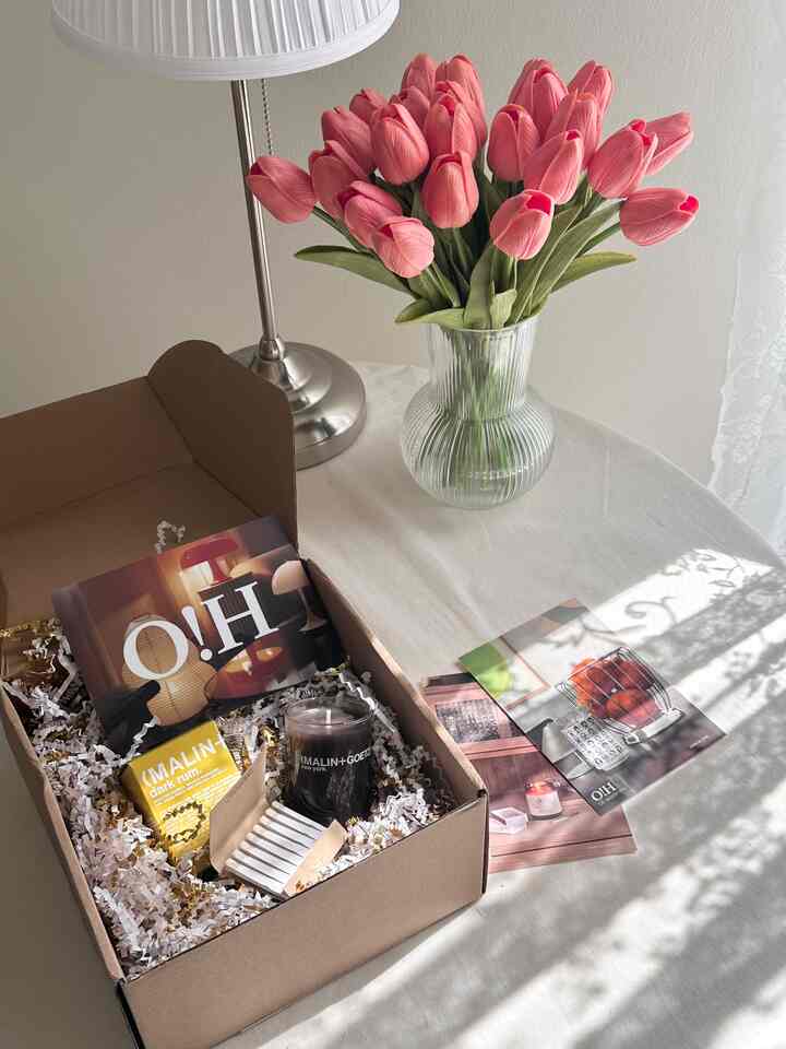 Love Oh!house welcom gift 🖤🖤 
It made me happy Saturday ☺️

#candle #ohhouse #roundtable #lacecloth #spring #flower #fakeflower #flowerinterior #ikea #ikeavase #glassvase