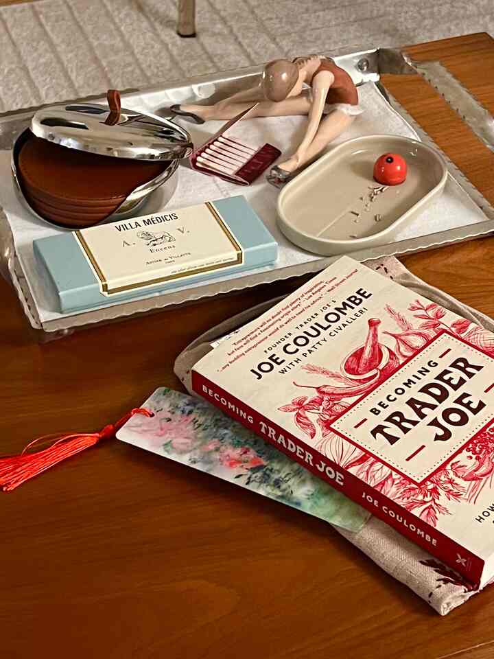 Weekend reading with a stretching ballerina as a pal.
#decoration #coffeetable #coffeetabledecor #incense #incenseholder #coaster #warm #warmfeeling #warmth #cozy