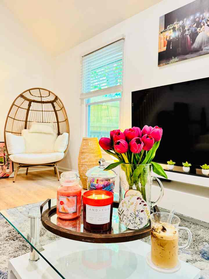 After / Before

Spring refresh under $50! Candle swap + seasonal sweets = a whole new vibe without redoing the whole space 🍊🍋🌷🍫🍬

#livingroominterior #livingroom #livingroomdecoration #Modern #moderninterior #modernstyle #cozy #cozyroom #cozylivingroom #lamp #ikea #cozyhome #집꾸미기 #인테리어 #홈스타일링 #오늘의집 #거실 #거실인테리어 #spring #springinterior