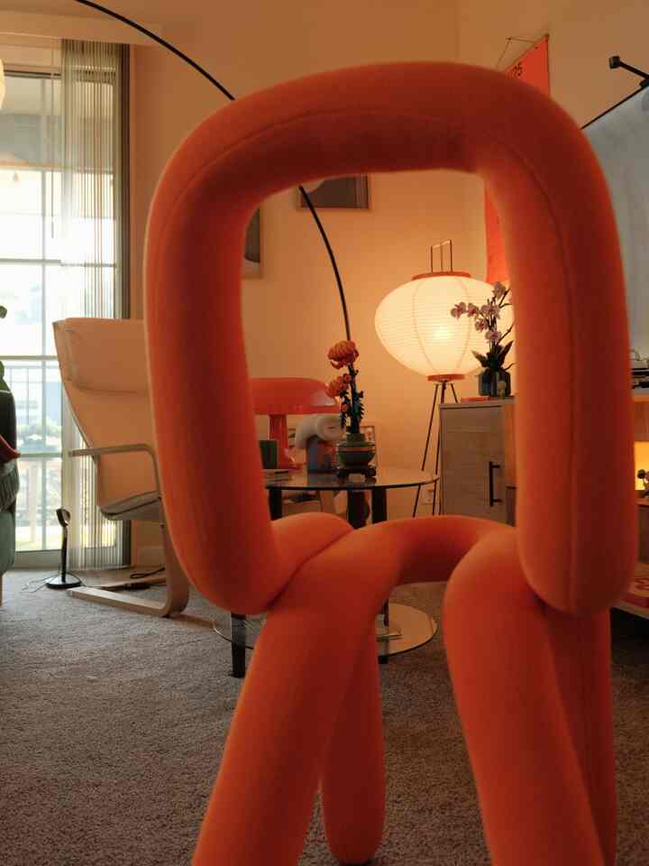 Definitely one of the coolest chairs that I own :)
From one of my favorite brands recently: Aescraft!

#boucle #funkychair #chairrecommendation #coffeetable