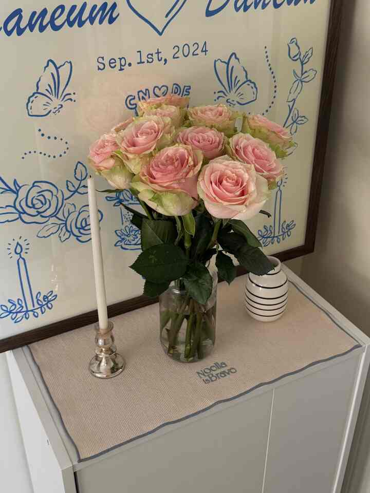 🌷 

#hallwayinterior #hallway #frame #candlewarmer #rose #vase