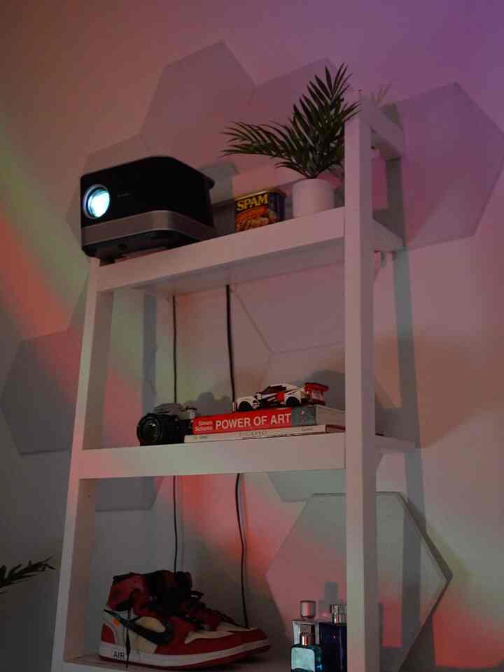 utilizing shelves is an a great way to display / highlight “everyday” items in ur home- its all in the details!! ANYTHING CAN BE ART FR 
#shelfinterior #minimalinterior #mcm #japandi #night #minimalist 