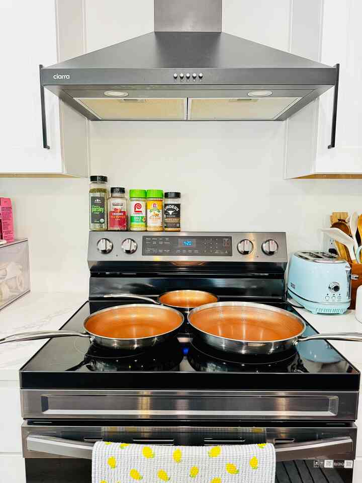 After / Before

Small change, big impact! 

Who knew frying pans could make you feel this fancy? Upgraded from my old black set to these copper-coated beauties. The glow-up is real.

#kitchen #kitcheninterior #kitchenaccessories #kitchenitems #kitchenappliances #cooking #cookware #fryingpan #spring #cleaning #organize 