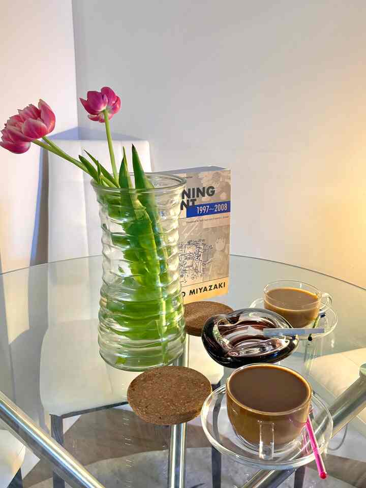 Morning cofee and chai 

#morningcoffee #modernkitchen #spring #flowers #apartmentinterior #glasstable #glassware #diningtable 