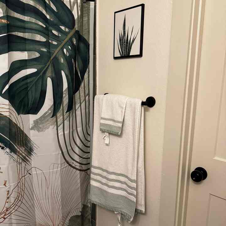 Fun green tones add a level of coziness but also opulance.
#cozybathroom #bathroom