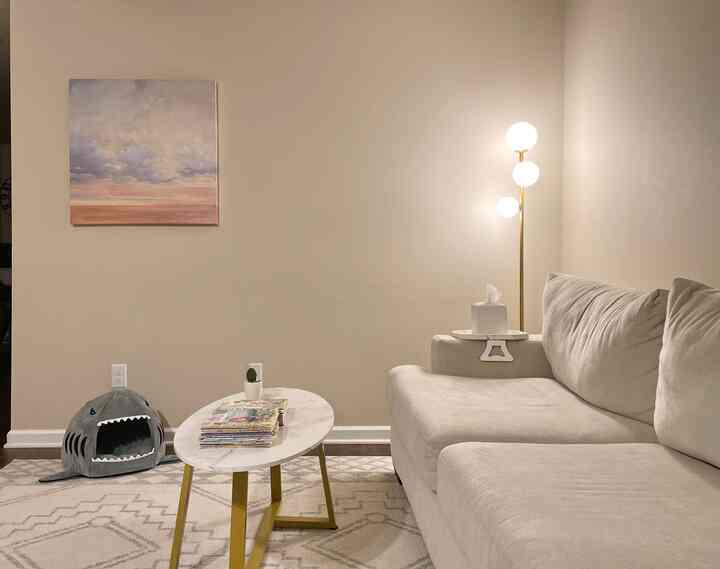 Saya senang duduk di ruang tamu, terutama saat malam menjelang. Saya menantikan saat-saat tenang itu — saat ruang kosong pun terasa hangat dan penuh kedamaian 🧡

#cathouse #catmom #minimalist #minimalinterior #minimal 

