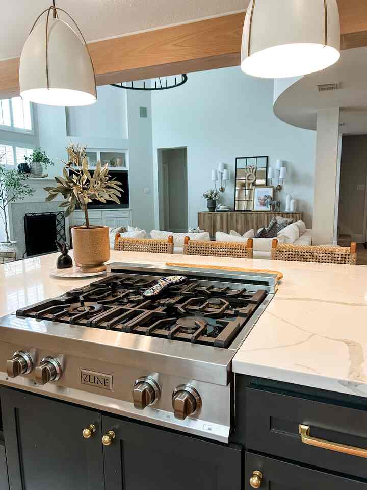 Kitchen with island cooktop #zline #autographedition #islandcooktop #kitchen #openconcept #tricornblack 