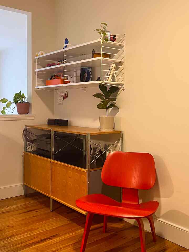 Tuesday home office scene. I thought today was a Monday only to realize it is not 🤯 time really flies this spring. I got this red Eames lounge chair on marketplace and it was my very first marketplace find! 
#homeoffice #loungechair #colorinterior #colorofhouse #colorofspring #shelf #shelfie #shelfinterior