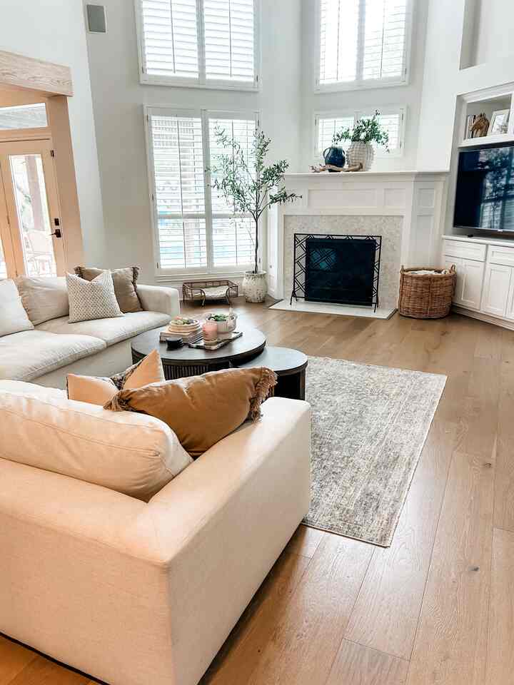 Tampak belakang ruang tamu kami. #loloirug #fireplace #90shouse #olivetree #livingspaces