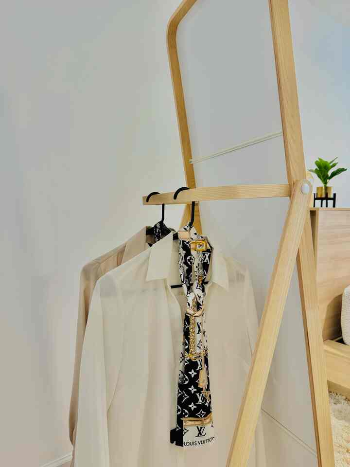 Scarves as decor? Yes please. This mirror turned display rack is my favorite little styling trick. 

#mirror #mirrorinterior #storage #storageorganization #organize #Organizingclothes #organizedstorage #organizingtips #clothesstorage #clotheshanger #ikea #ikeamirror #ikeafurniture #cozy #cozybedroom #cozyroom #cozyhome #cozyinterior #homedecor #interior #집꾸미기 #인테리어 #홈스타일링 #이케아 #거울