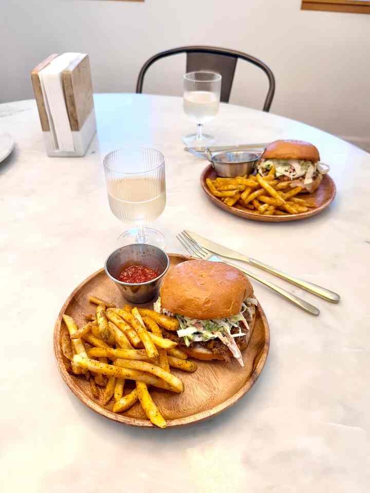Homamde burger for dinner tonight.🍔🍟
#dinner #diningtable #marble #marbletable #modern 