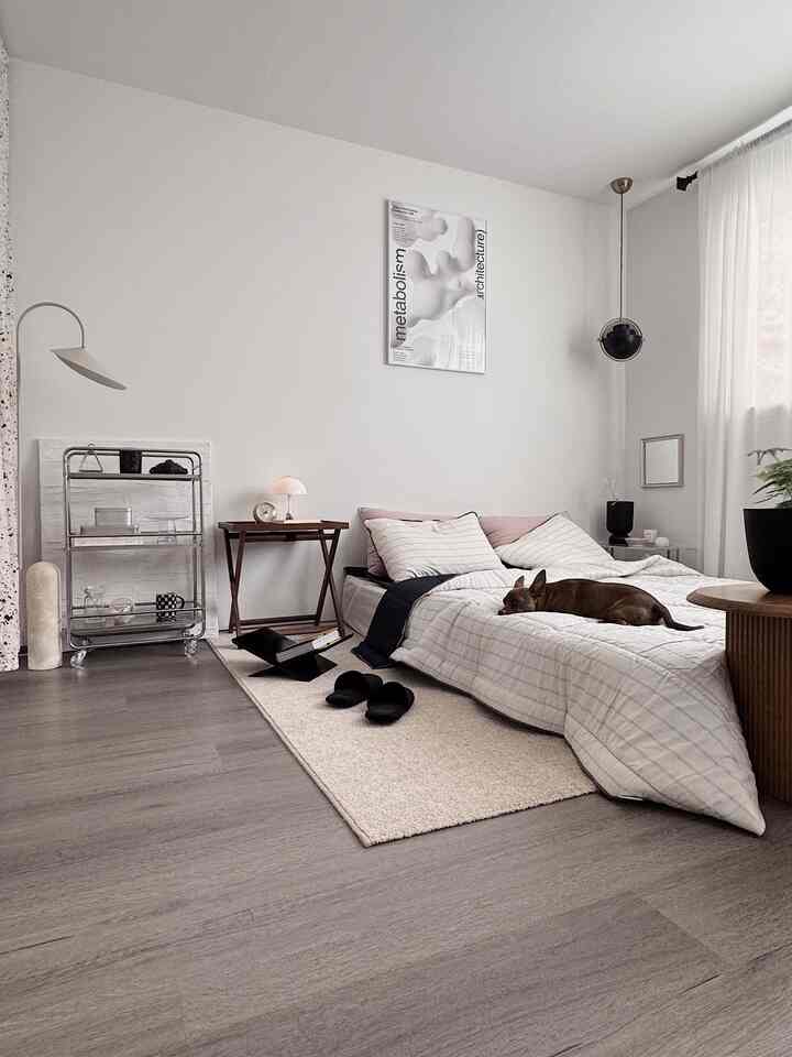 A lightly styled bedroom for spring. 

#bedroom #bedroominterior #bedroomdecor #bedding #beddingset #rug #roomshoes #poster #posterframe #trolley #foldingtable #sidetable #vintagemirror #lamp #lightinginterior #moodlighting 